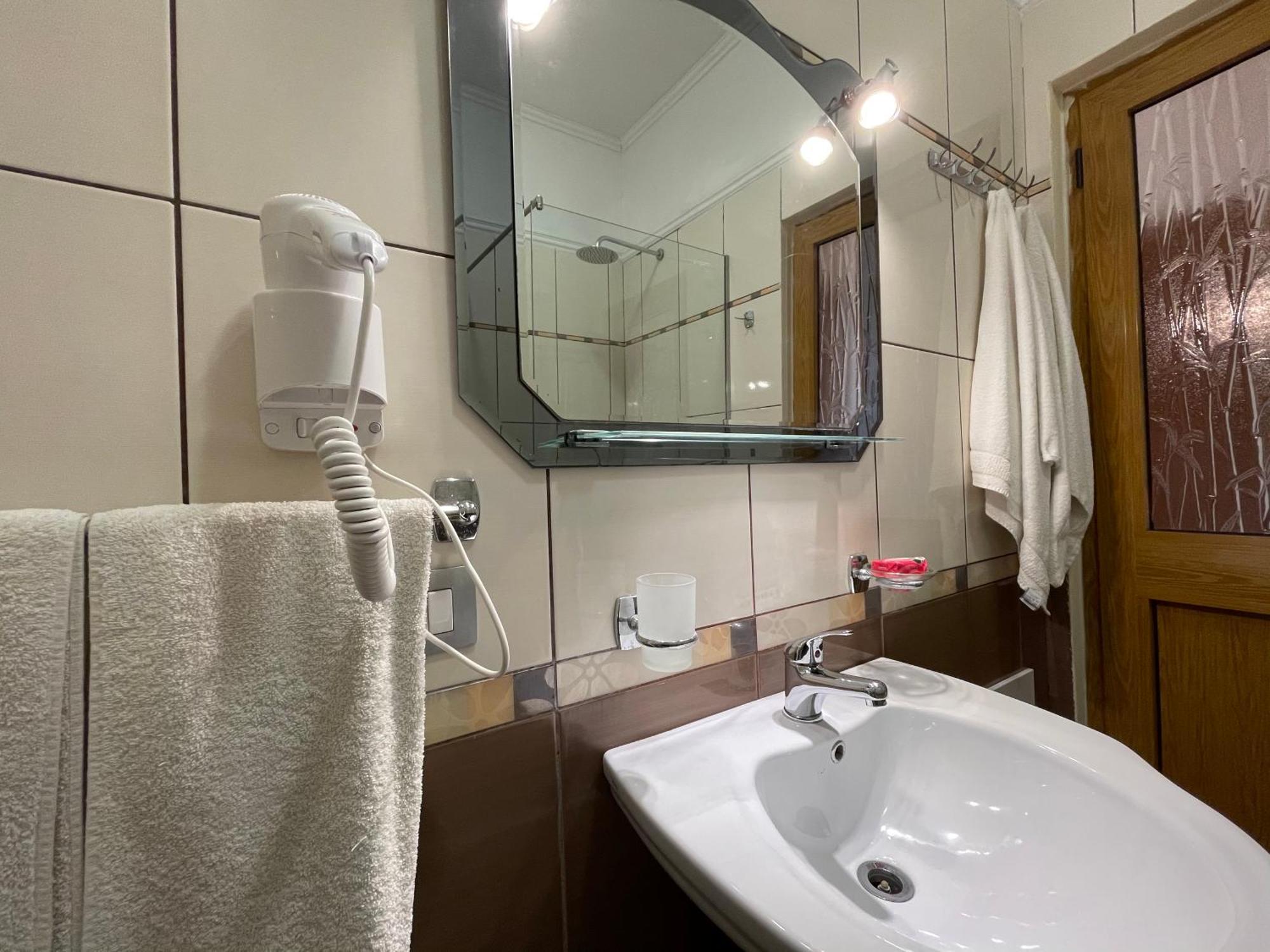 Hotel Benilva Shkallnur Bagian luar foto
